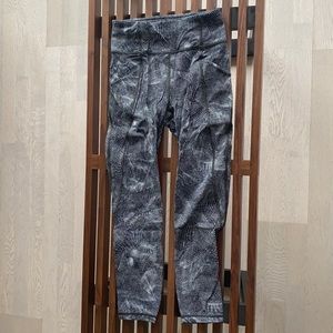 Lululemon Time to Sweat High-Rise Crop 23”, Black/White, Size 4